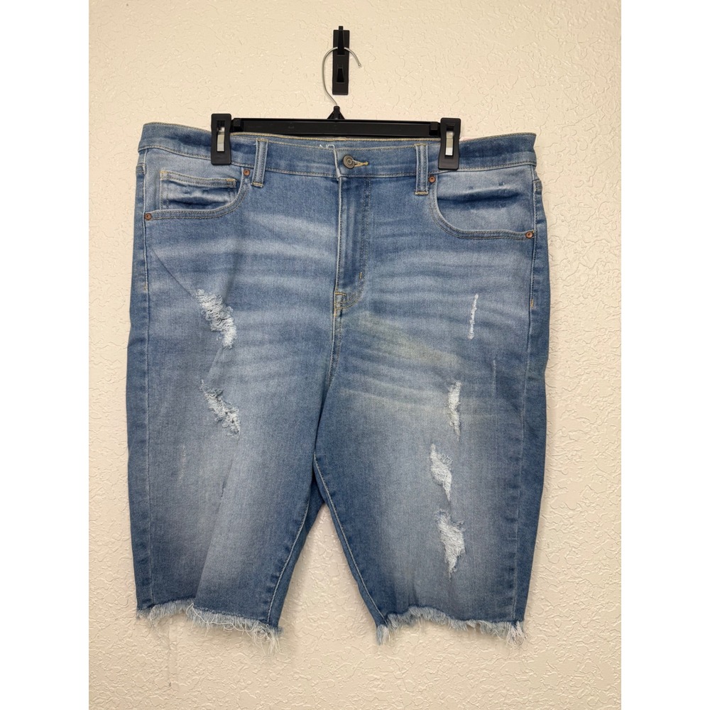 No Boundaries Women High Rise Distressed Bermuda Denim Shorts Light Wash Size 21